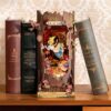 Bogstøtte - DIY Hus - Alice I Eventyrland
