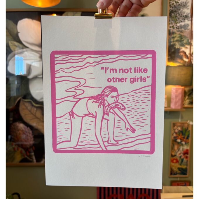 Linoleumstryk Lyserød - I'am Not Like Other Girls