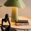 Retro Flat LED Vækkeur - Trådløs Opladning – Gul